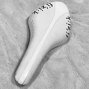 fi’zi:k arione ex carbon reinforced professional bicycle seat